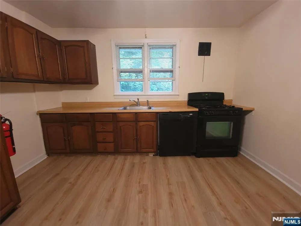 33 N Maple Avenue Apt 1 Left Park Ridge, NJ 07656