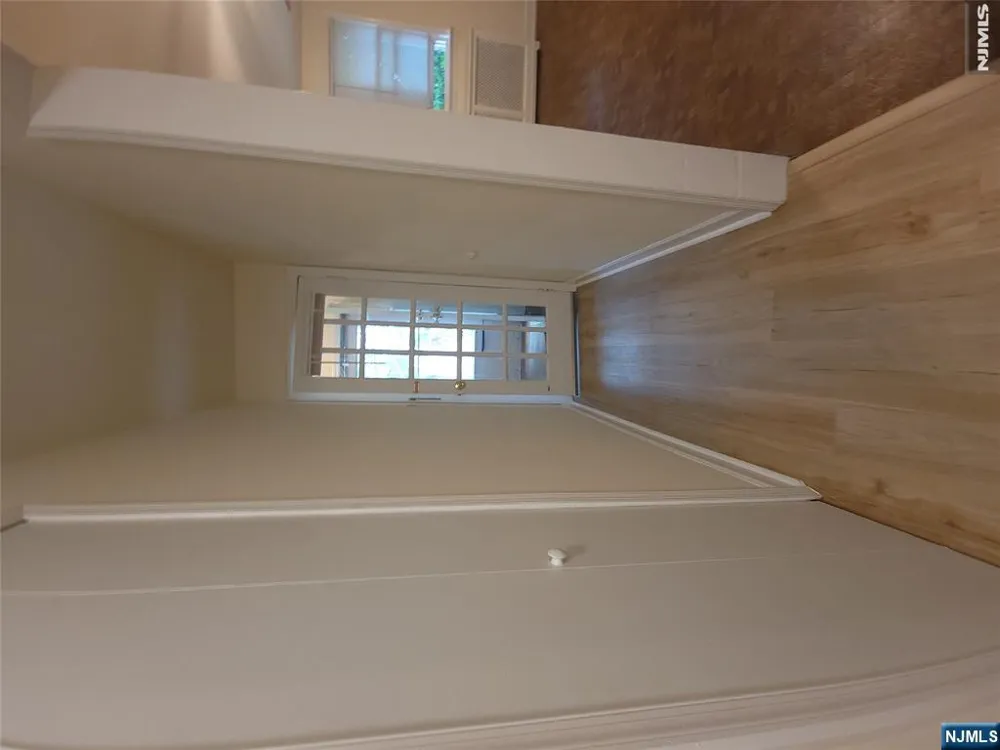 33 N Maple Avenue Apt 1 Left Park Ridge, NJ 07656