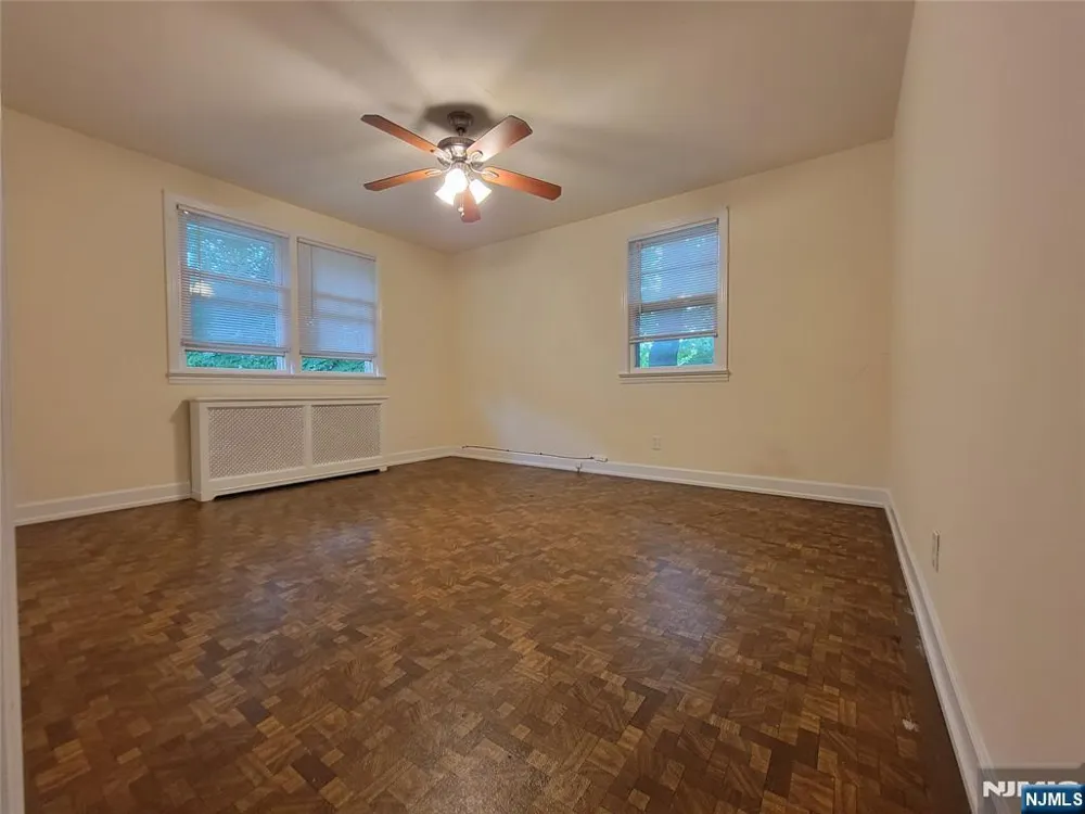 33 N Maple Avenue Apt 1 Left Park Ridge, NJ 07656