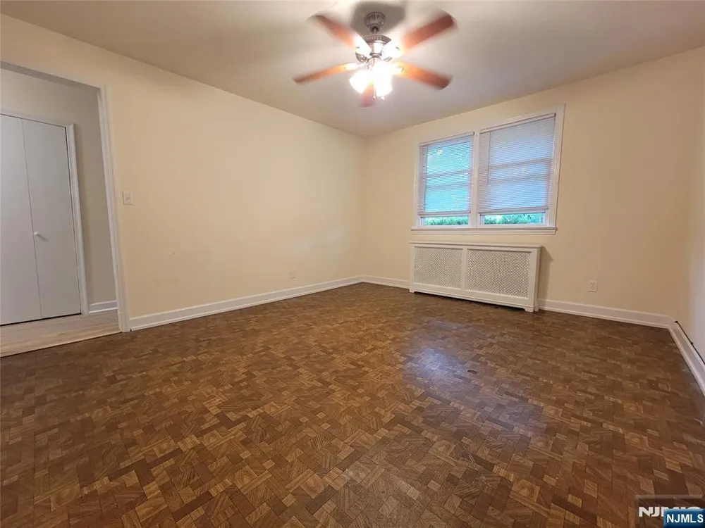 33 N Maple Avenue Apt 1 Left Park Ridge, NJ 07656