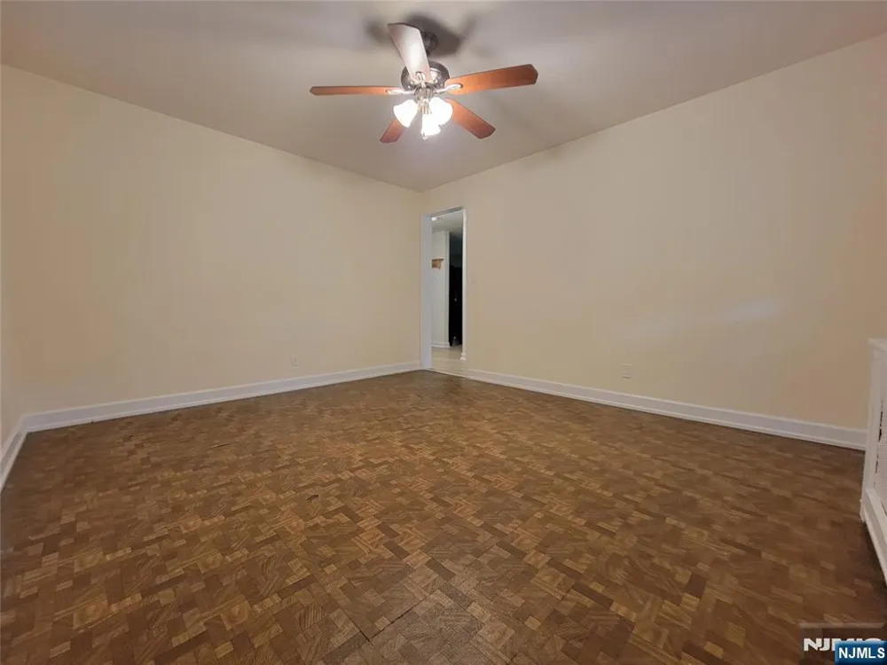 33 N Maple Avenue Apt 1 Left Park Ridge, NJ 07656