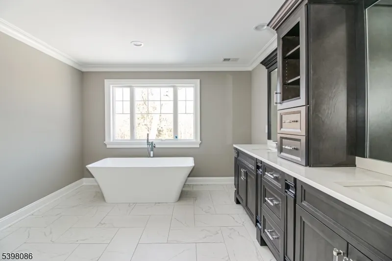 6 Harlow Pointe Cove Green Brook, NJ 08812