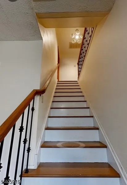33 W Park Ave Woodbridge, NJ 07001