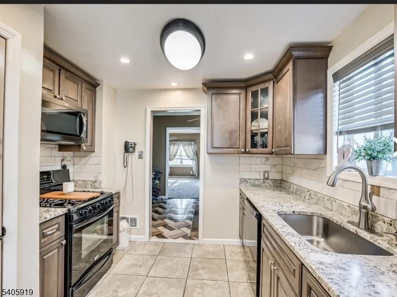 33 W Park Ave Woodbridge, NJ 07001