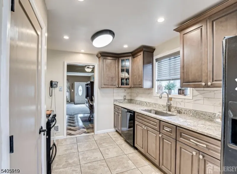 33 W Park Ave Woodbridge, NJ 07001