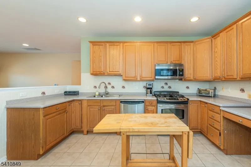 10323 Warrens Way Wanaque, NJ 07465