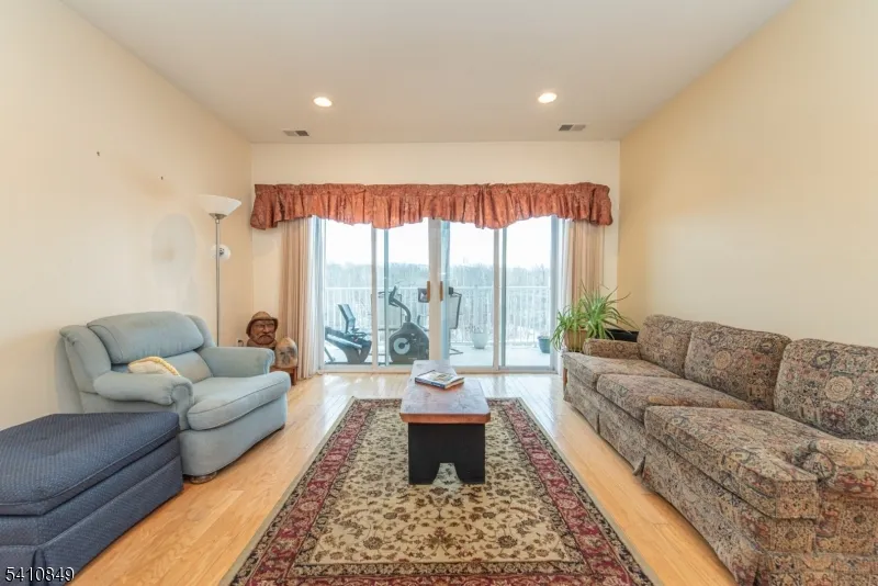 10323 Warrens Way Wanaque, NJ 07465