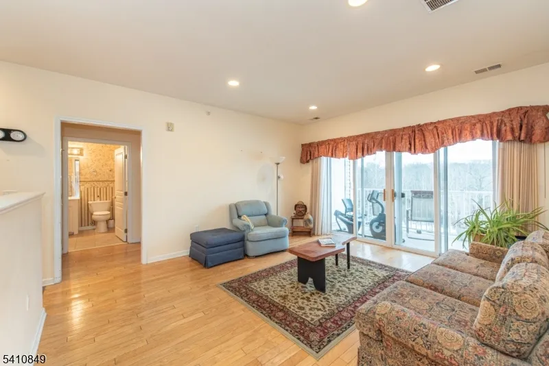 10323 Warrens Way Wanaque, NJ 07465