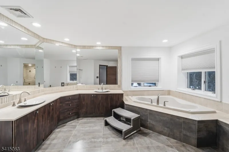 99 Ogle Rd Old Tappan, NJ 07675