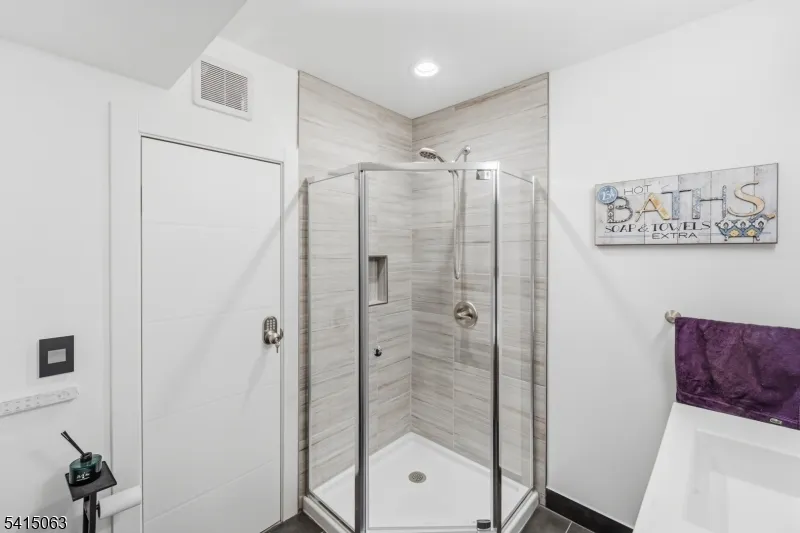 99 Ogle Rd Old Tappan, NJ 07675