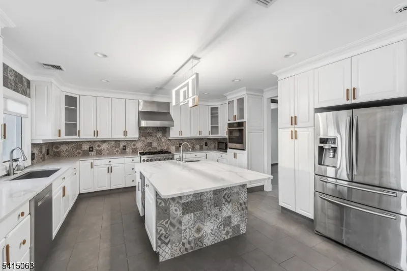 99 Ogle Rd Old Tappan, NJ 07675