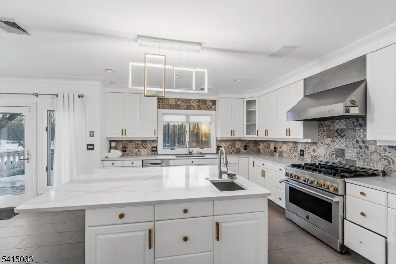 99 Ogle Rd Old Tappan, NJ 07675