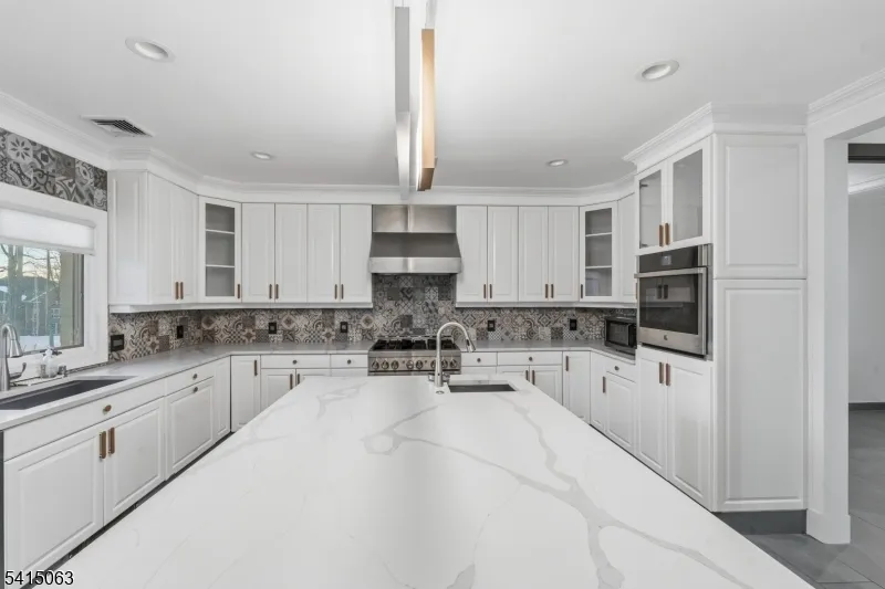 99 Ogle Rd Old Tappan, NJ 07675
