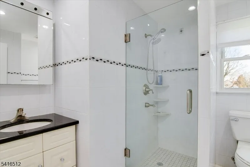 565 Center St Wood-Ridge, NJ 07075