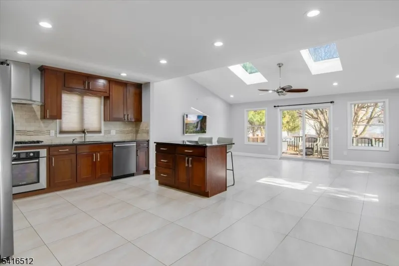 565 Center St Wood-Ridge, NJ 07075