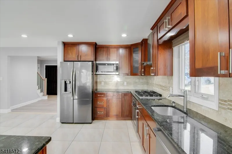 565 Center St Wood-Ridge, NJ 07075