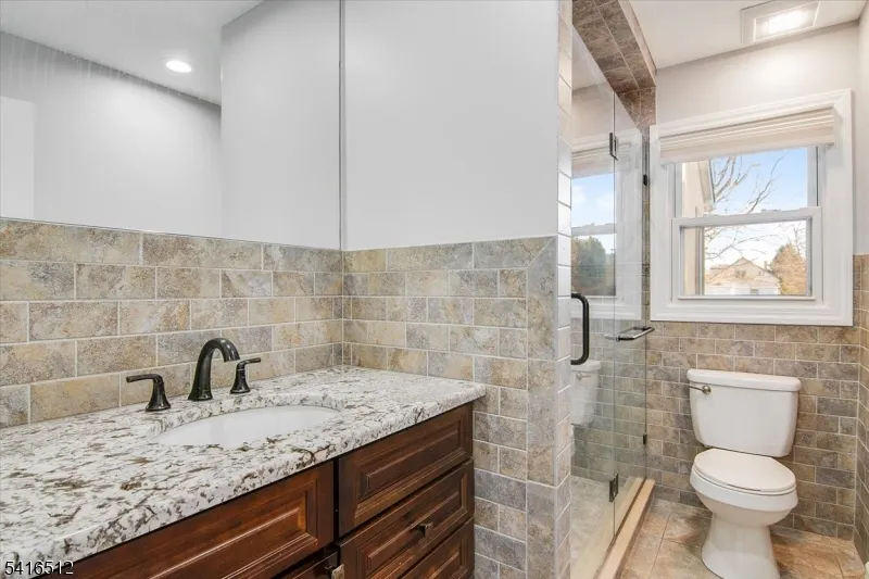 565 Center St Wood-Ridge, NJ 07075