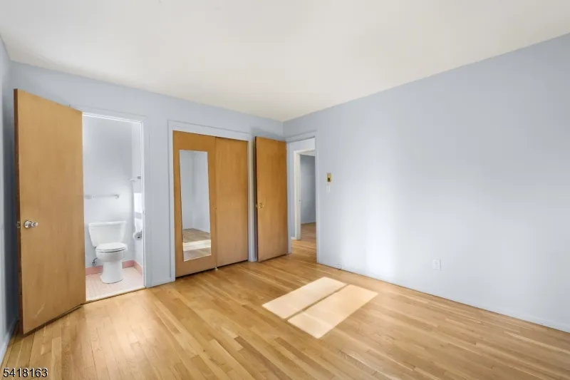 18 Kendall Dr Ringwood, NJ 07456