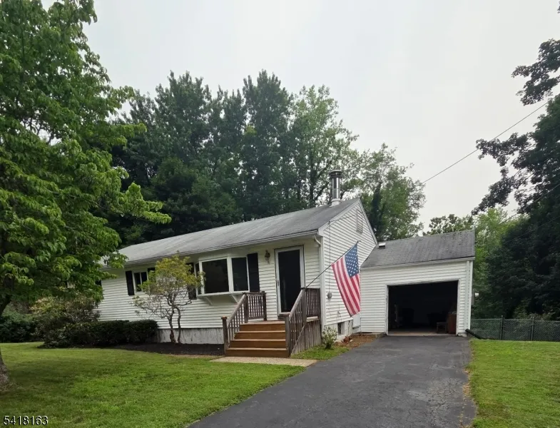 18 Kendall Dr Ringwood, NJ 07456