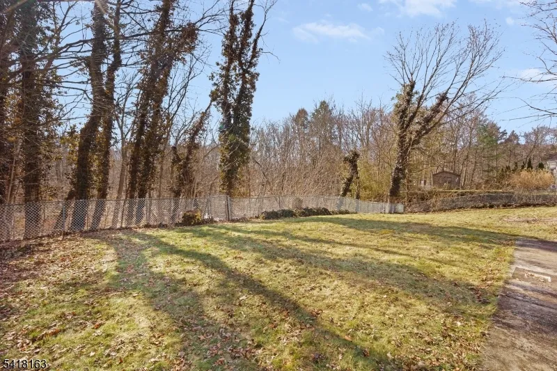 18 Kendall Dr Ringwood, NJ 07456