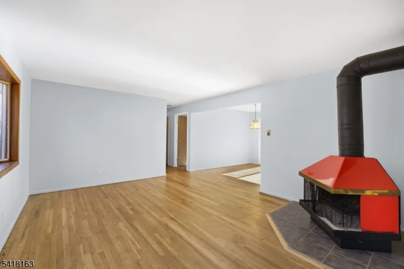 18 Kendall Dr Ringwood, NJ 07456