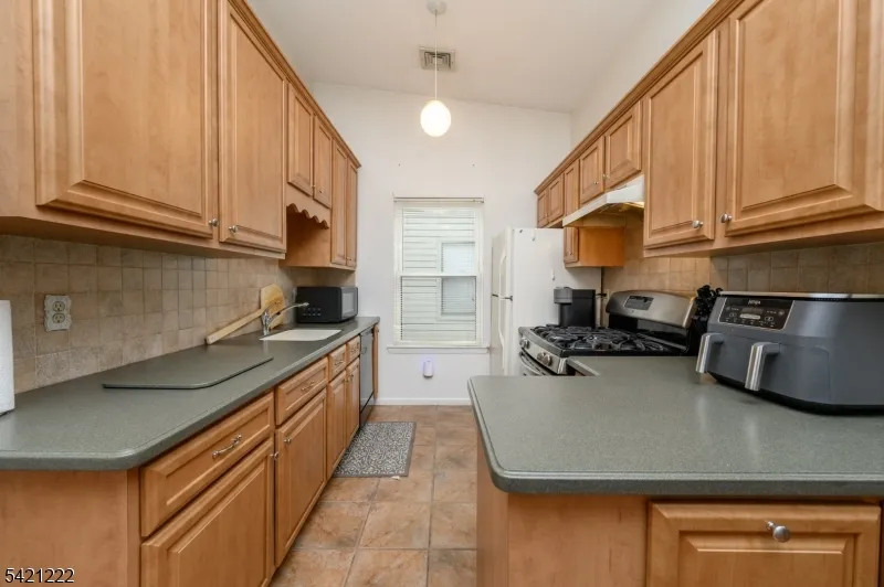1614 Spruce Hills Dr Glen Gardner, NJ 08826