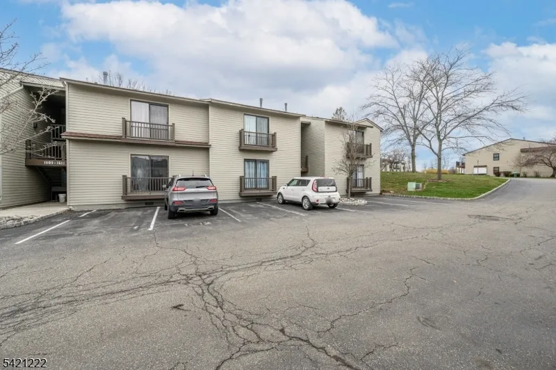 1614 Spruce Hills Dr Glen Gardner, NJ 08826
