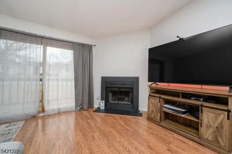 1614 Spruce Hills Dr Glen Gardner, NJ 08826
