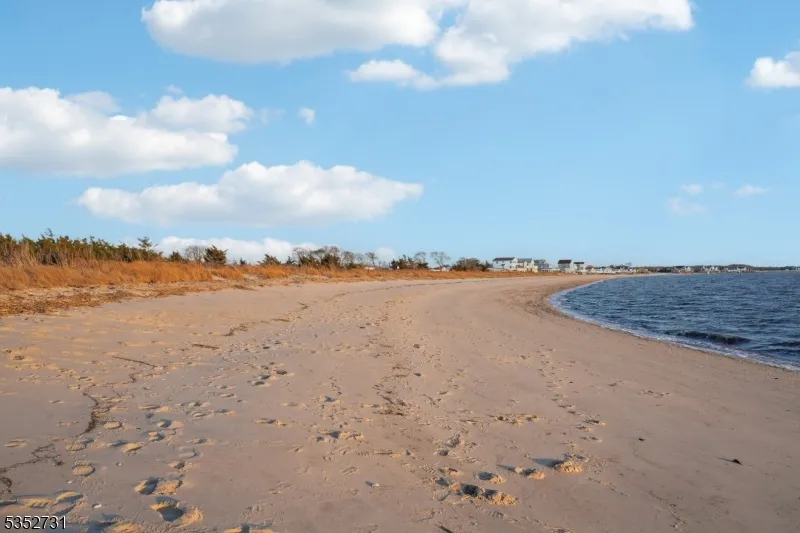 27 S Beach Ave Middle, NJ 08210