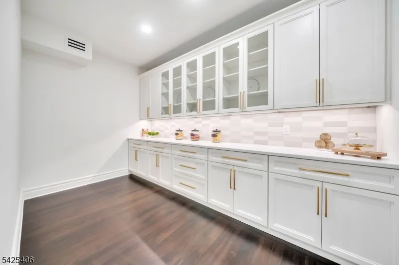 19 Amira Ln Kinnelon, NJ 07405