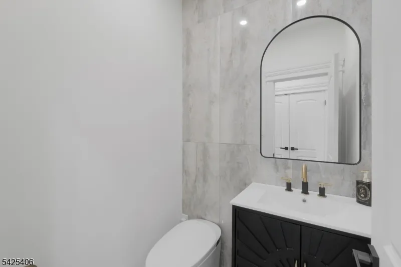 19 Amira Ln Kinnelon, NJ 07405
