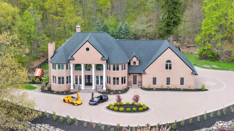 19 Amira Ln Kinnelon, NJ 07405