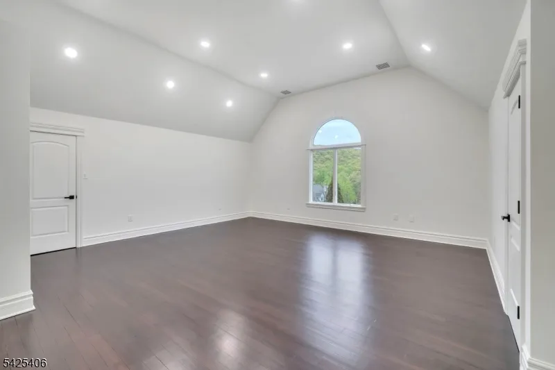 19 Amira Ln Kinnelon, NJ 07405