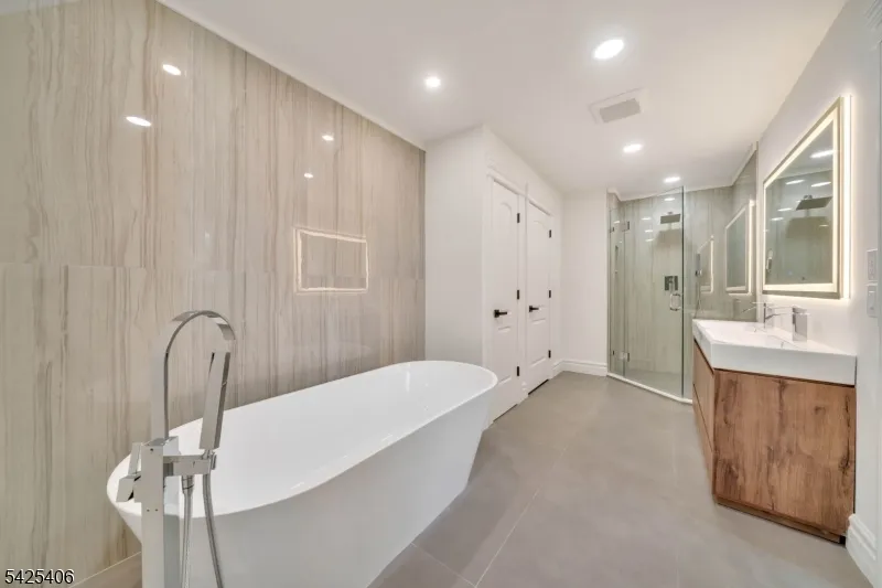 19 Amira Ln Kinnelon, NJ 07405