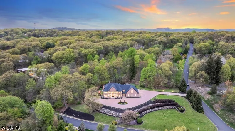 19 Amira Ln Kinnelon, NJ 07405