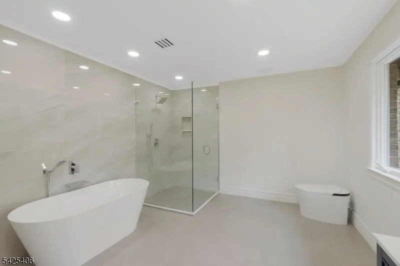 19 Amira Ln Kinnelon, NJ 07405