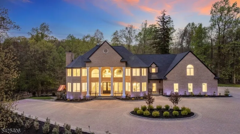 19 Amira Ln Kinnelon, NJ 07405