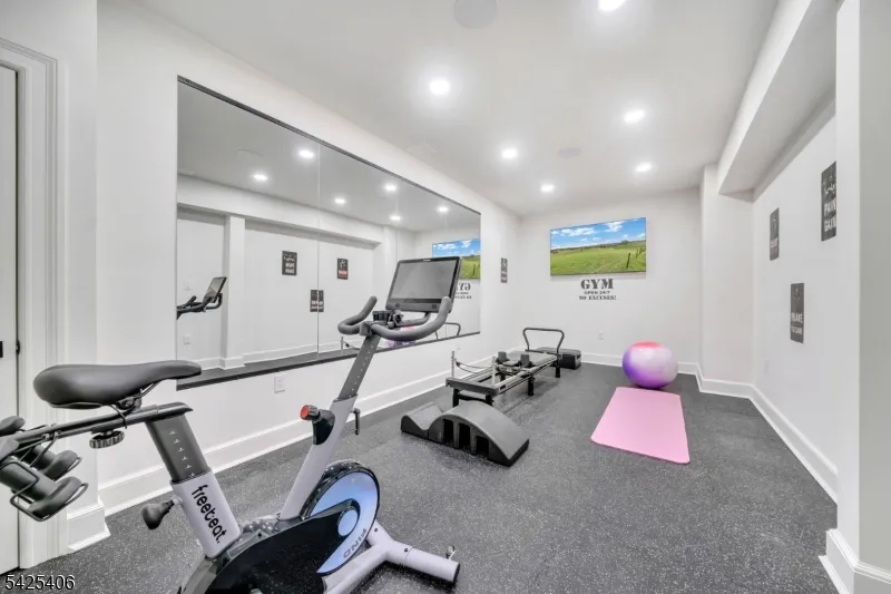 19 Amira Ln Kinnelon, NJ 07405