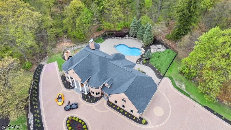 19 Amira Ln Kinnelon, NJ 07405