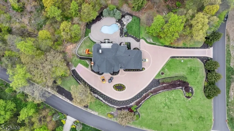 19 Amira Ln Kinnelon, NJ 07405