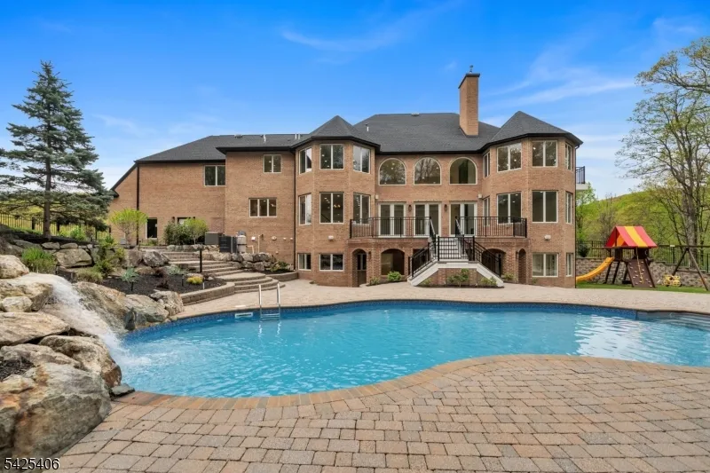 19 Amira Ln Kinnelon, NJ 07405