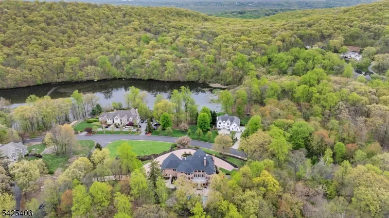 19 Amira Ln Kinnelon, NJ 07405