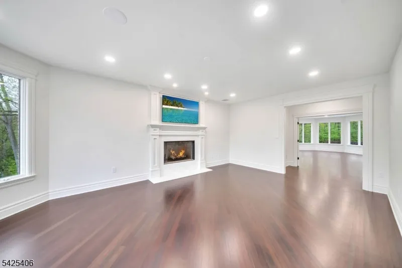 19 Amira Ln Kinnelon, NJ 07405