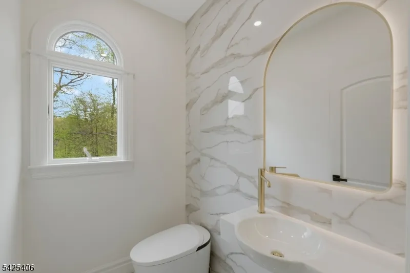 19 Amira Ln Kinnelon, NJ 07405