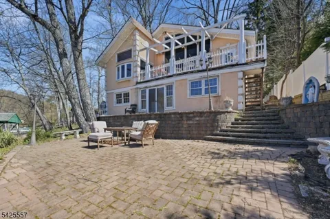 6 Oneida Ave