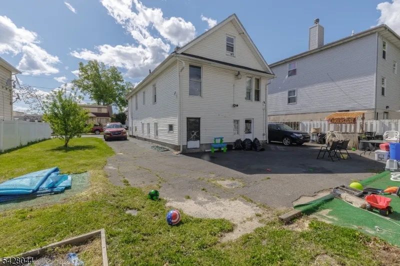 627 Van Buren Ave Linden City, NJ 07036