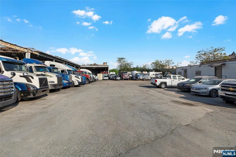 10 Park East Orange, NJ 07017