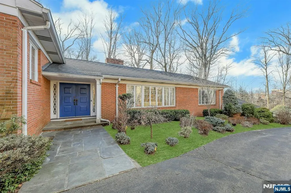 32 Litchfield Way Alpine, NJ 07620