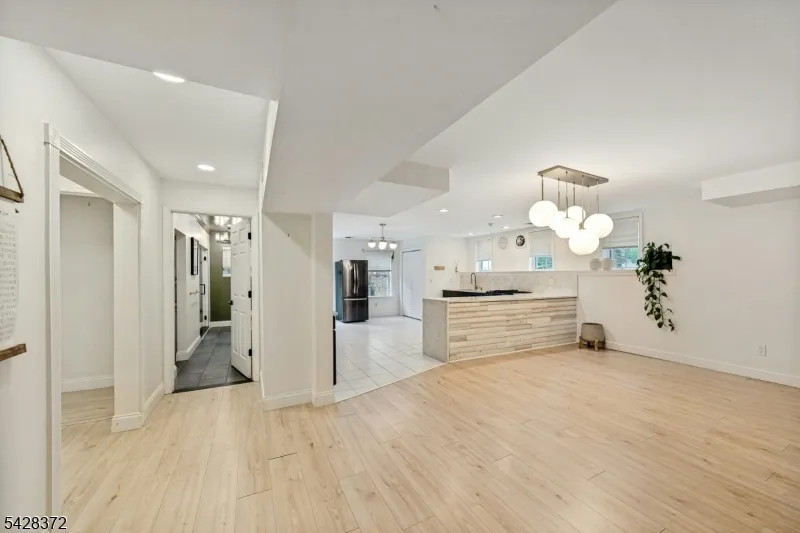 16 Lenape Trail Montclair, NJ 07043