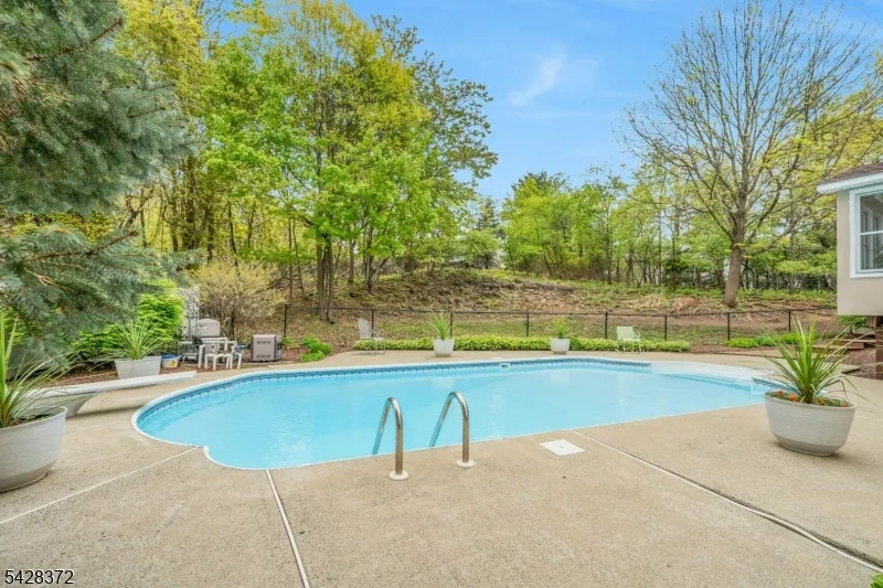 16 Lenape Trail Montclair, NJ 07043